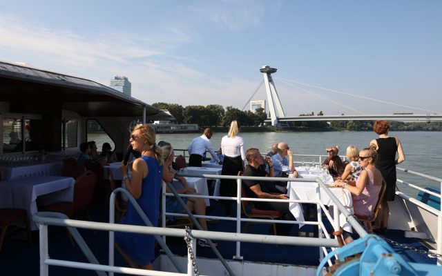 Regelmäßige Schifffahrten an der Donau