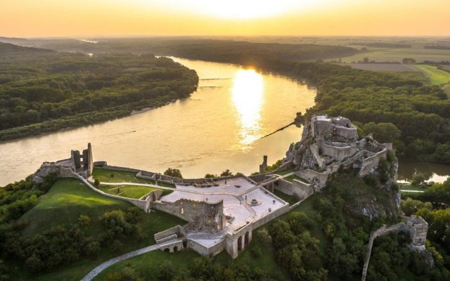 Burg Devin und Ribiselwein